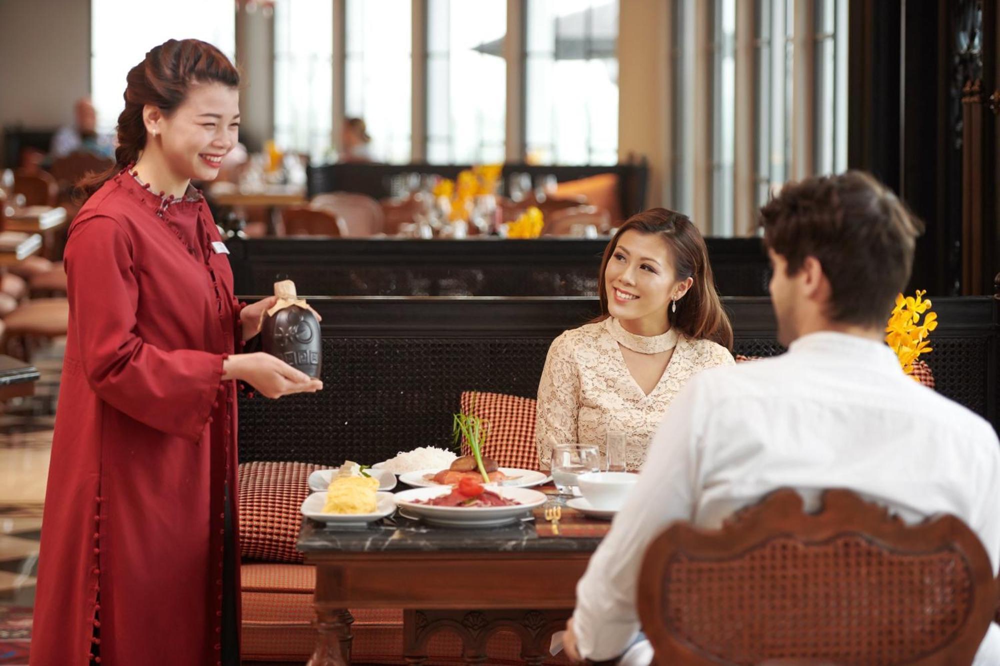 Silk Path Grand Sapa Resort & Spa Exterior foto A Thai waitress serving customers