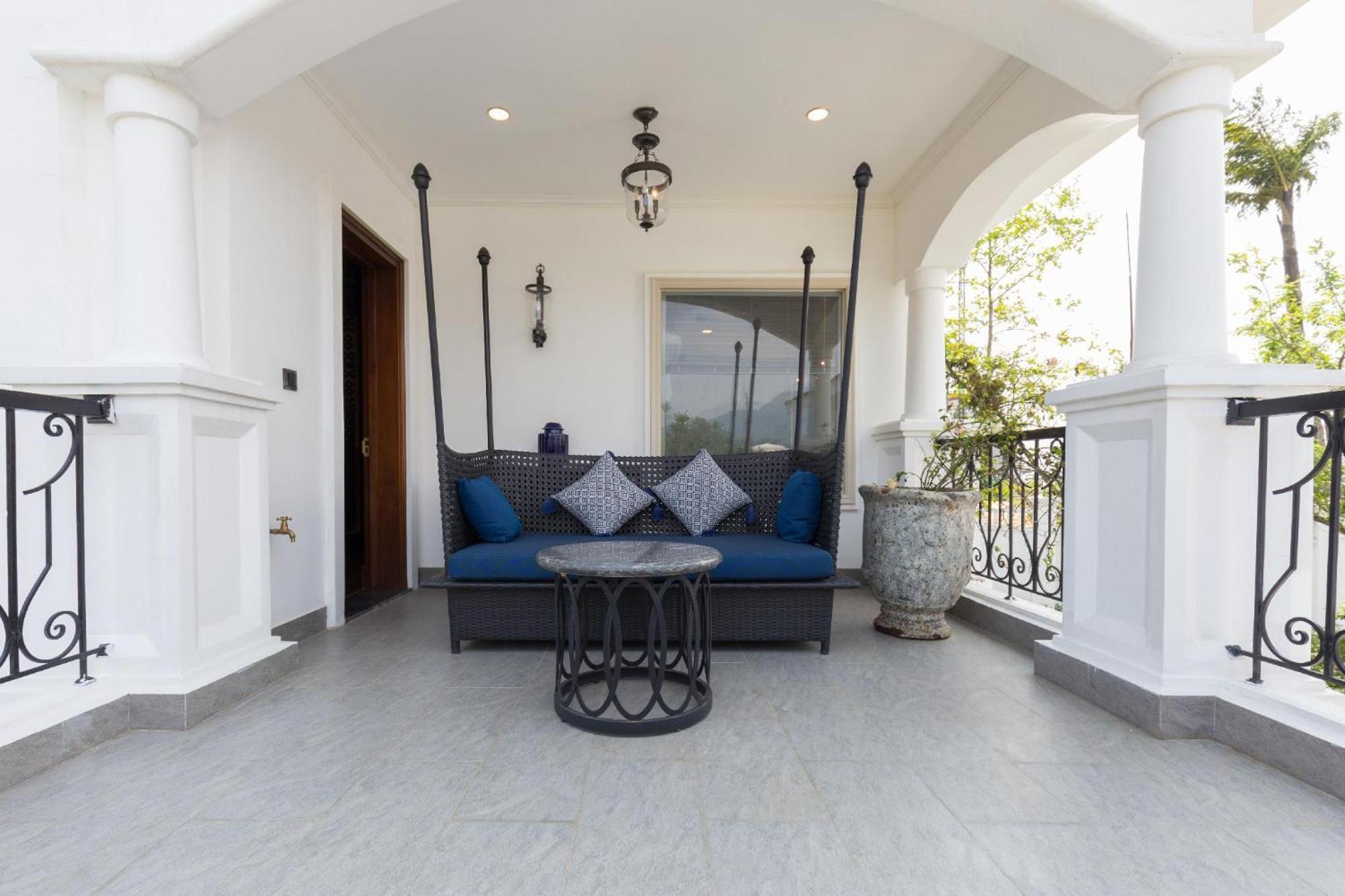Silk Path Grand Sapa Resort & Spa Exterior foto A balcony