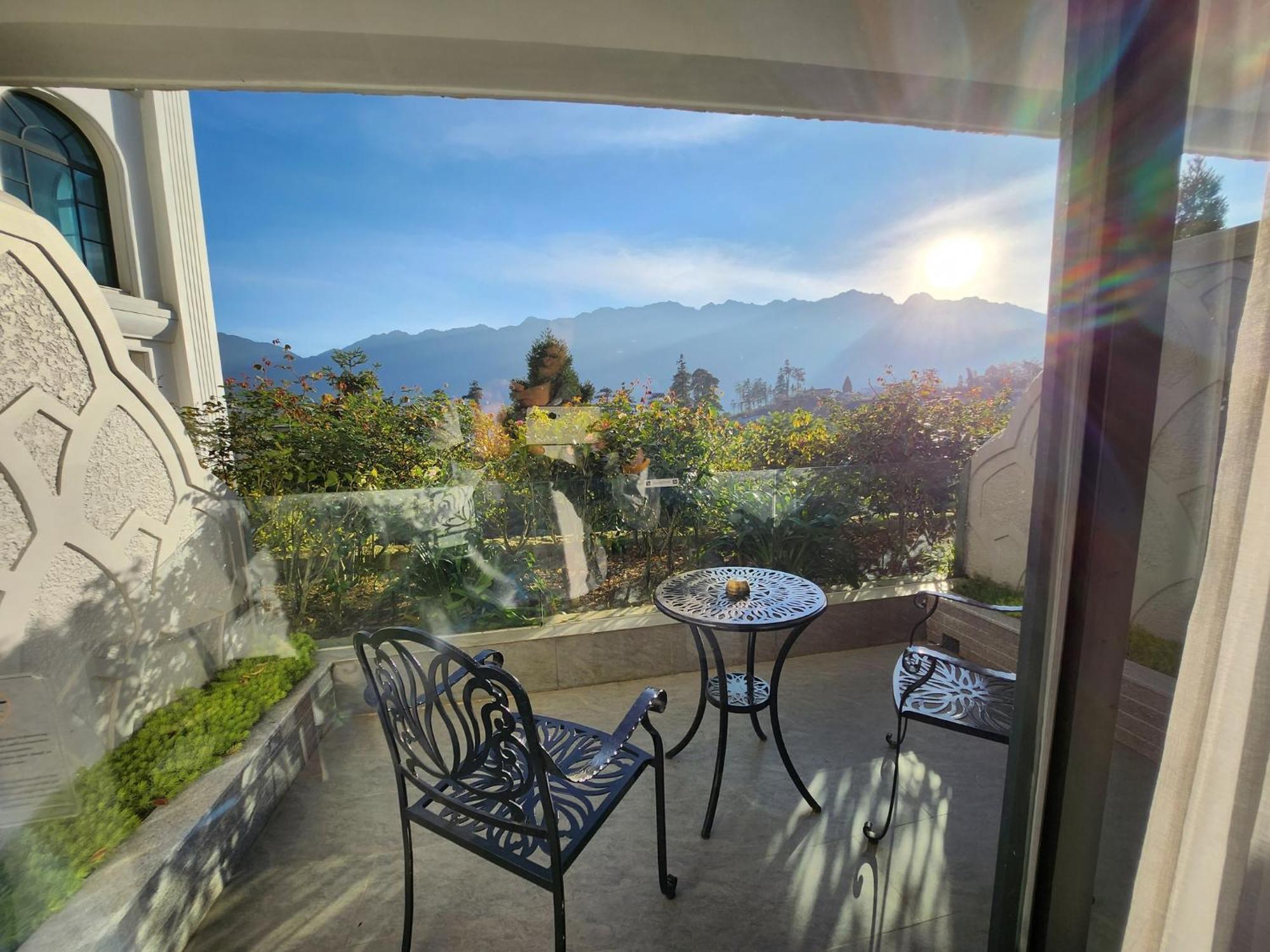 Silk Path Grand Sapa Resort & Spa Exterior foto View from the balcony of a suite at the Hotel del Monte
