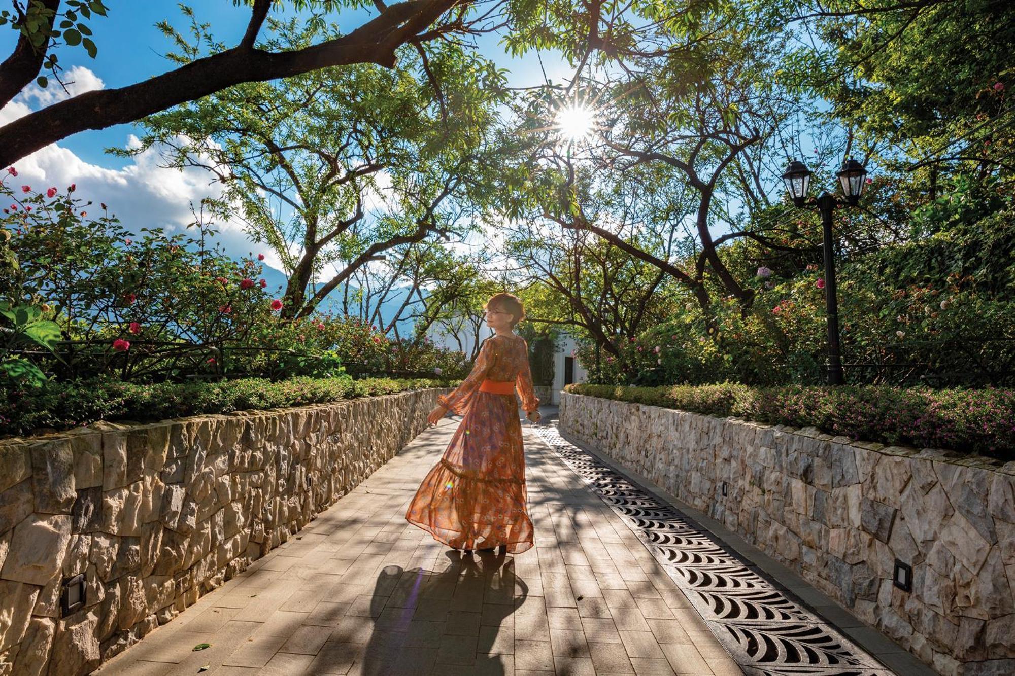 Silk Path Grand Sapa Resort & Spa Exterior foto A woman walking in the park