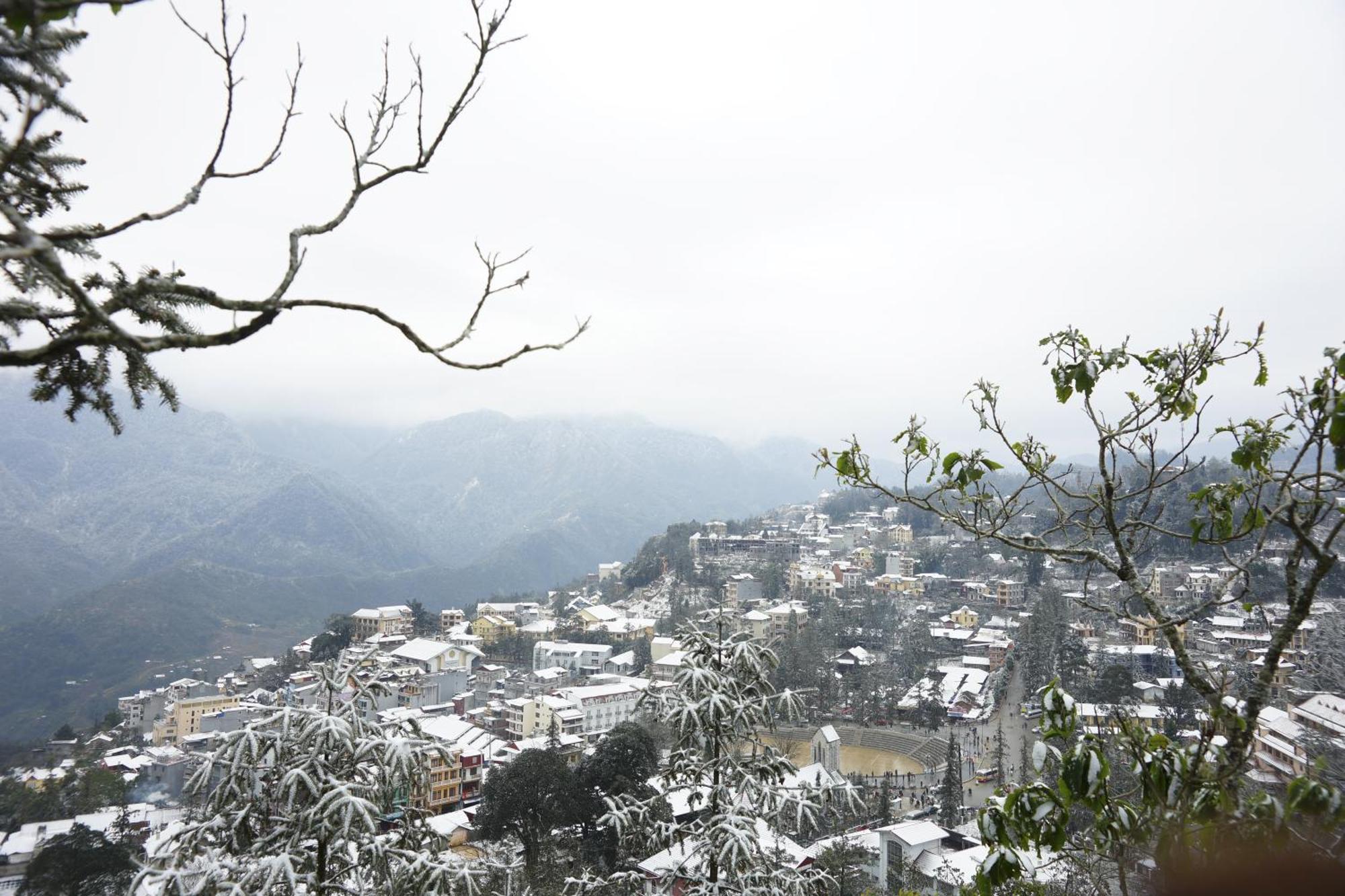 Silk Path Grand Sapa Resort & Spa Exterior foto View of theog town